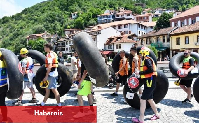 Kosova'da etraf kirliliğine dikkati çekmek için şambrellerle rafting yapıldı - Haberois Kosova'da etraf kirliliğine dikkati çekmek için şambrellerle rafting yapıldı