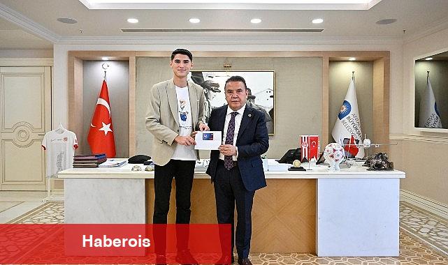 Lider Böcek'e "Genç Kart"ı anlattı - Haberois Lider Böcek'e "Genç Kart"ı anlattı