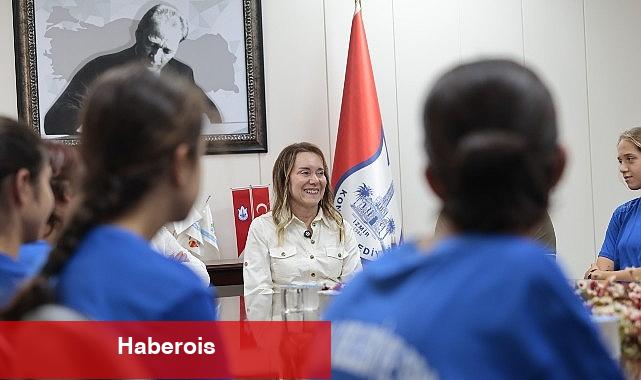 Lider Memnun şampiyon kızları ağırladı: Sizinle gurur duyuyoruz - Haberois Lider Memnun şampiyon kızları ağırladı: Sizinle gurur duyuyoruz