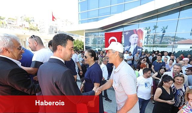 Lider Önal, işçisiyle bayramlaştı "Bu kenti sizlerin emeğiyle güzelleştiriyoruz" - Haberois Lider Önal, işçisiyle bayramlaştı "Bu kenti sizlerin emeğiyle güzelleştiriyoruz"