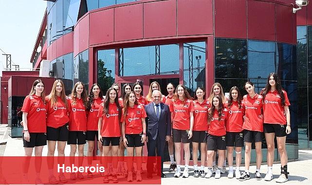 Lider Şadi Özdemir'den filenin genç sultanlarına motivasyon ziyareti