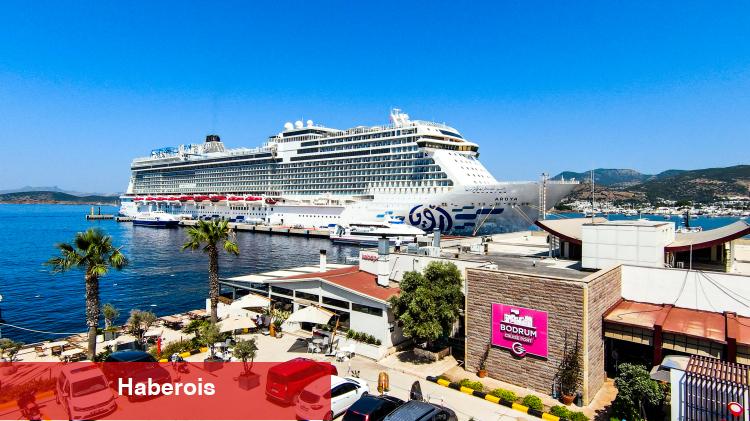 Lüks kruvaziyer birinci defa Bodrum'a demir attı... Türk ezgileriyle karşılandılar