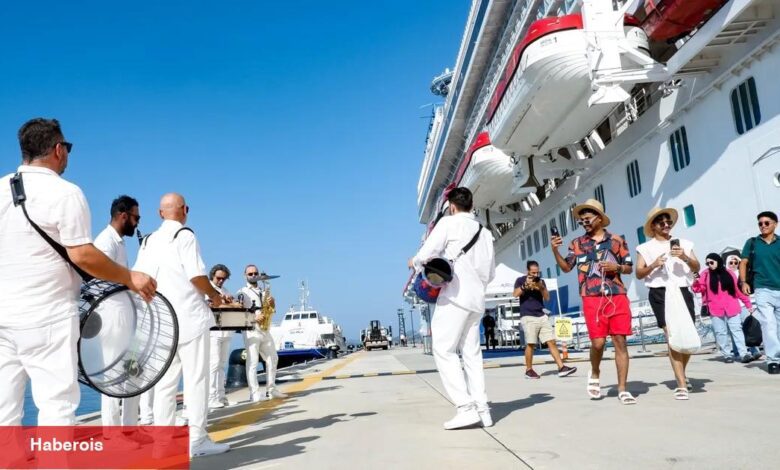 Lüks kruvaziyer birinci defa Bodrum'a demir attı... Türk ezgileriyle karşılandılar - Haberois Lüks kruvaziyer birinci defa Bodrum'a demir attı... Türk ezgileriyle karşılandılar