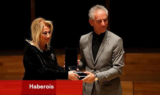 Memleketler arası İzmir Şenliği Açılışında Ege Üniversitesine Plaket - Haberois Memleketler arası İzmir Şenliği Açılışında Ege Üniversitesine Plaket