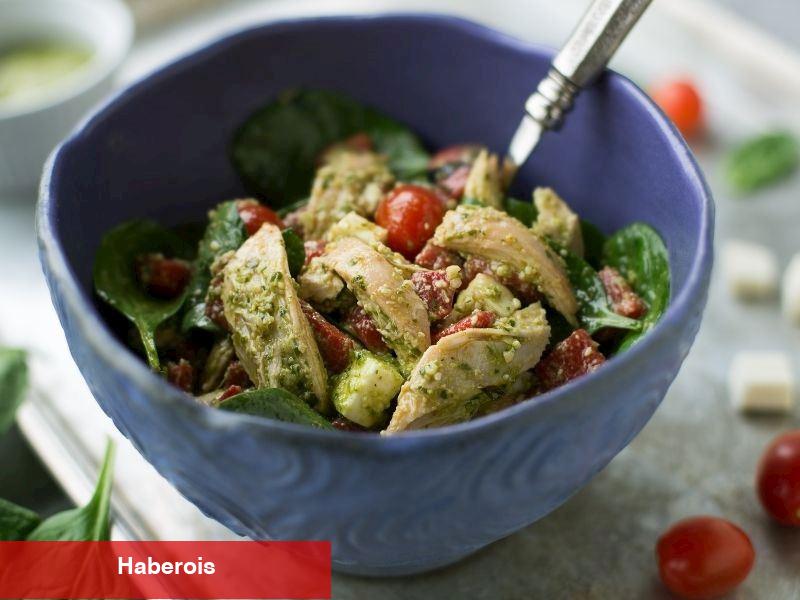 Pesto Soslu Tavuk Salatası Tanımı