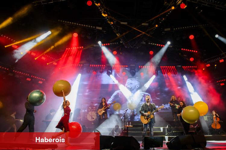 Rock'ın romantik prensi hayranlarını mest etti