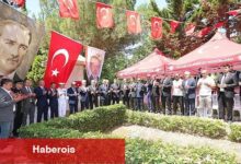 Aktaş ve Büyükakın, dua okudu, karanfil bıraktı