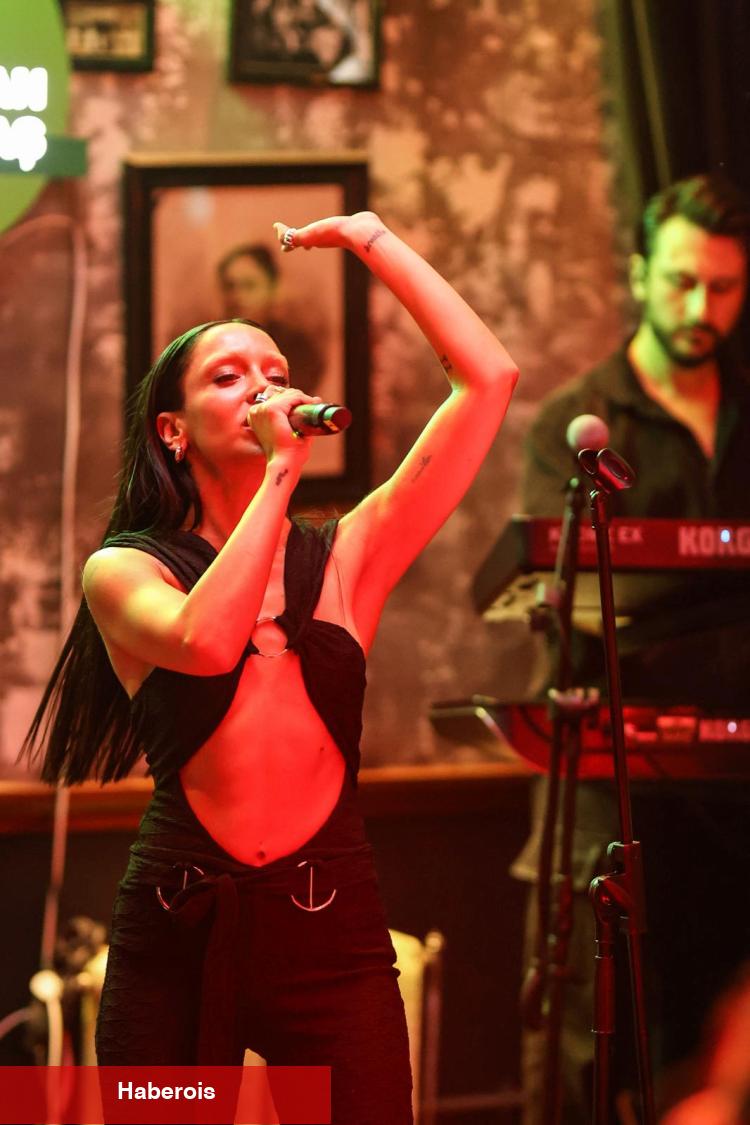 Aybüke Albere’den samimi itiraf: “Çocukluk aşkım Çelik’ti!”