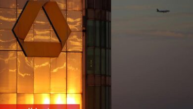 BofA, Commerzbank’ı düşürdü; pay değerleme kaygılarıyla %3’ün üzerinde düştü - Haberois BofA, Commerzbank’ı düşürdü; pay değerleme kaygılarıyla %3’ün üzerinde düştü