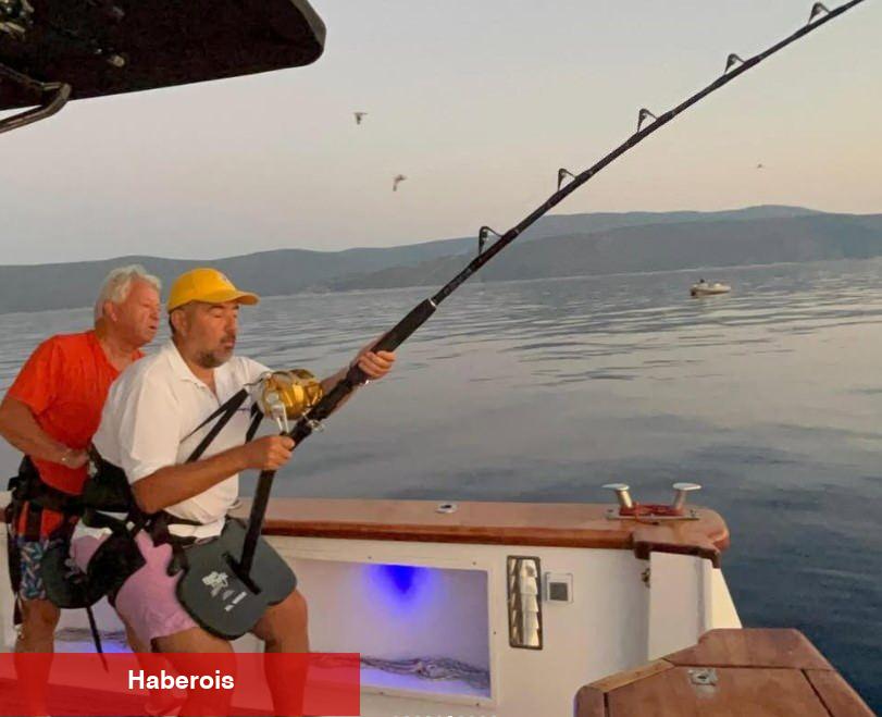 Cet Demirer'in oltasına takıldı! Dev balığı görenler bir daha baktı