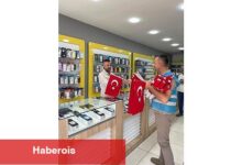 Esnafa ve vatandaşlara binlerce bayrak dağıtıldı
