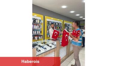 Esnafa ve vatandaşlara binlerce bayrak dağıtıldı