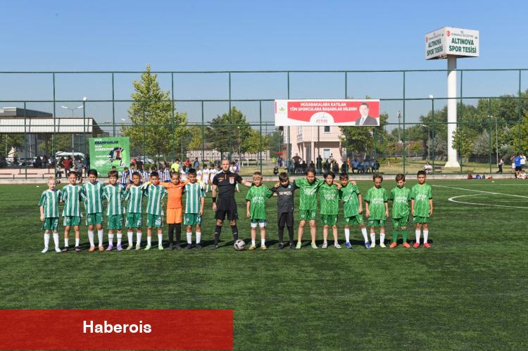 Geleceğin futbolcuları Osmangazi’de alana çıktı
