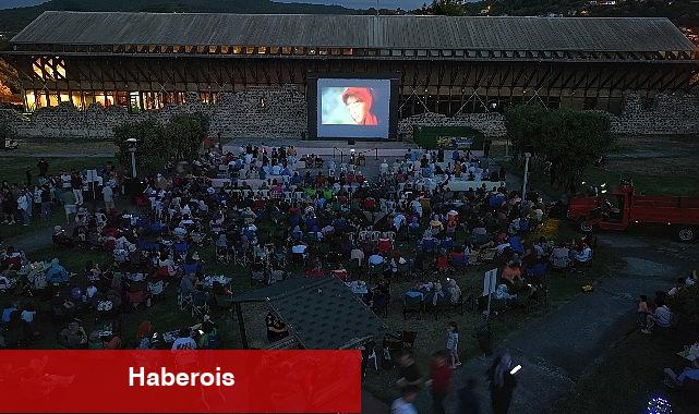 Gölcüklülerden açık havada sinema gösterimine ağır ilgi