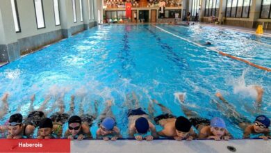 İzmir Bornova’da yazın ritmi yüzme havuzlarında atıyor