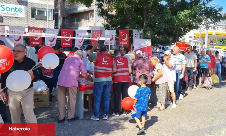 İzmir Buca'da Saadet Partisi 24. yılını vatandaşlara kutladı - Haberois İzmir Buca'da Saadet Partisi 24. yılını vatandaşlara kutladı