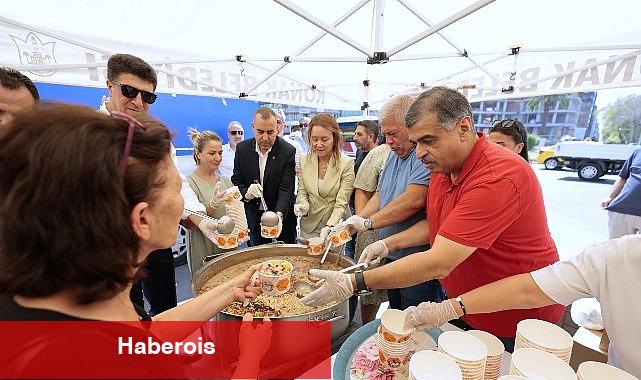 Konak'ta aşure rahmeti: Lider Memnun'dan vatandaşlara ikram - Haberois Konak'ta aşure rahmeti: Lider Memnun'dan vatandaşlara ikram
