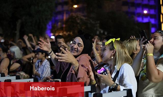 Lider Çerçioğlu'ndan Kuşadası'nda Müzik Dolu Gece