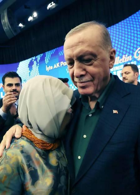 Lider Erdoğan'ın tarihi konuşması sonrası Emine Erdoğan gözyaşlarını tutamadı!