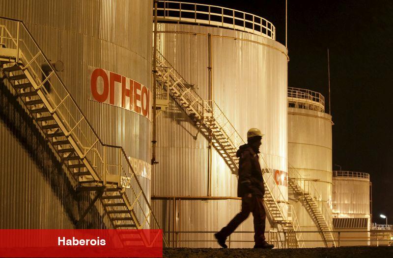 Petrol fiyatları Rusya’ya yaptırımlar ve tarife telaşlarının ortasında yatay seyrediyor