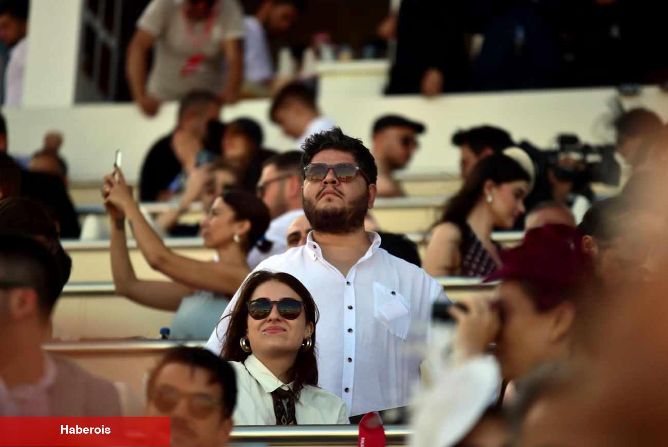 Veliefendi Hipodromu'nda ünlüler geçidi! 99. Gazi Koşusu heyecanı yaşandı