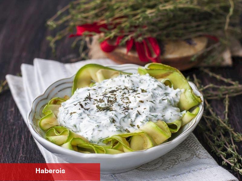 Yazın Ferahlatıcı Ve Nefis Lezzetlerinden: Dereotlu Şehriyeli Kabak Salatası Tanımı